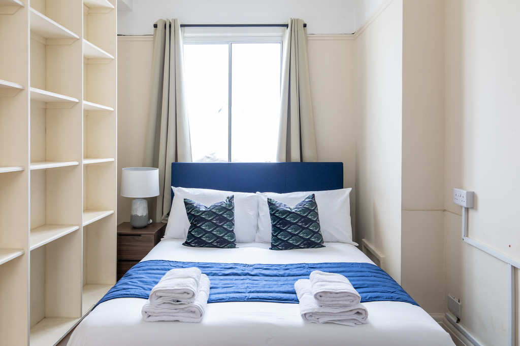 2 bed flat to rent in Baker Street  - Property Image 5