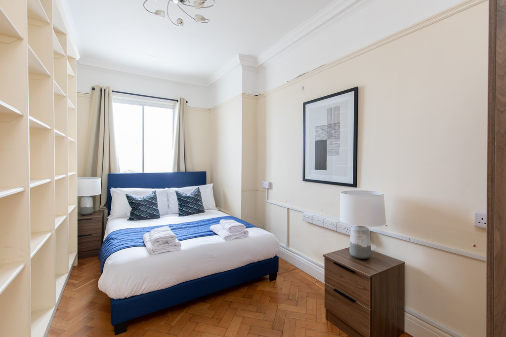 2 bed flat to rent in Baker Street 6
