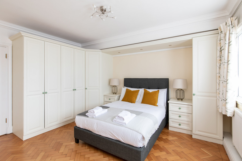 2 bed flat to rent in Baker Street  - Property Image 7