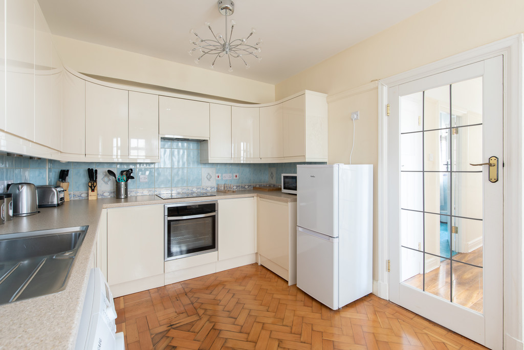 2 bed flat to rent in Baker Street 9