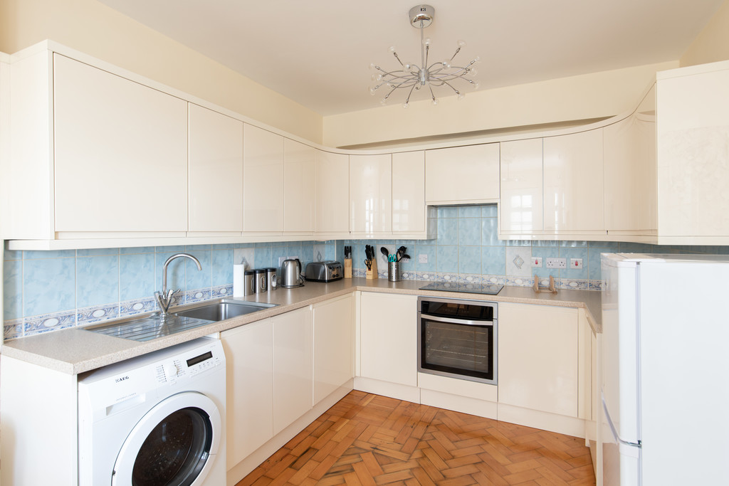 2 bed flat to rent in Baker Street 10