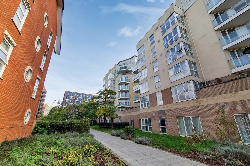 2 bed flat for sale in Water Gardens Square, Canada Water, London SE16  - Property Image 11