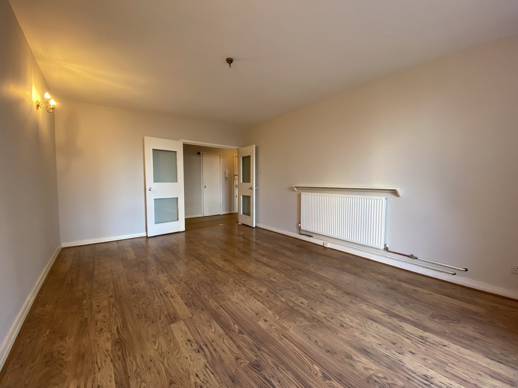 1 bed flat to rent in Quadrangle Tower  - Property Image 2