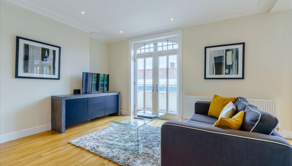 2 bed flat to rent in Ravenscourt Park, W6
