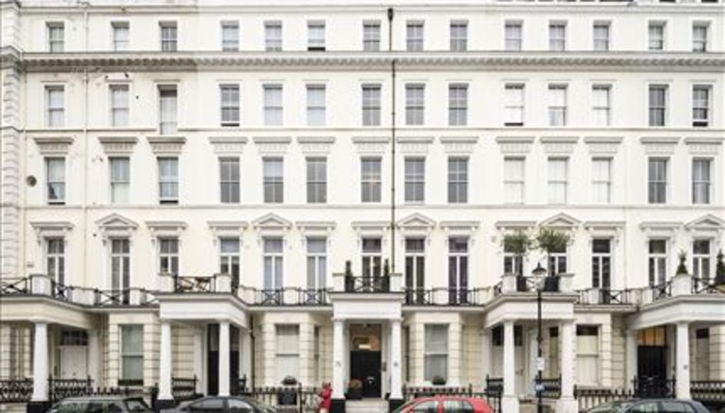 2 bed flat to rent in Somerset Court , W8