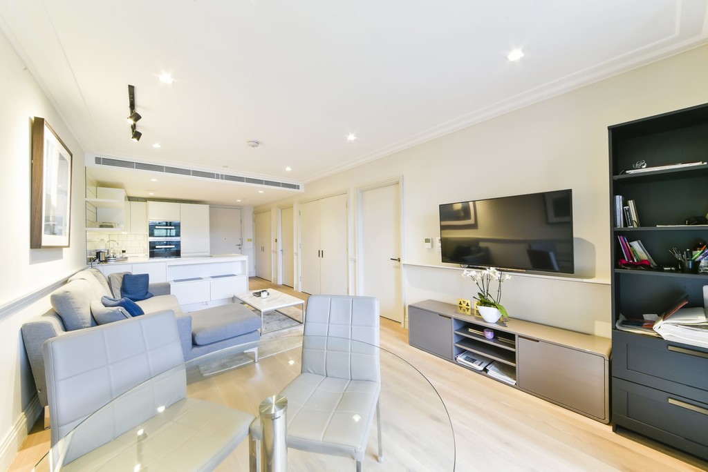 1 bed flat to rent in Crisp Road, London  - Property Image 2