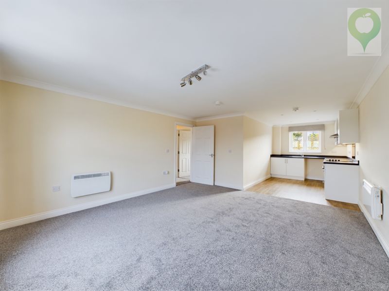 2 bed flat to rent in Crewkerne  - Property Image 3