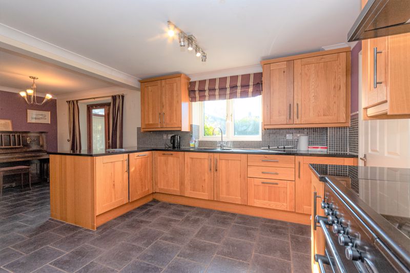4 bed house for sale in Langlands, Stoke-Sub-Hamdon  - Property Image 2