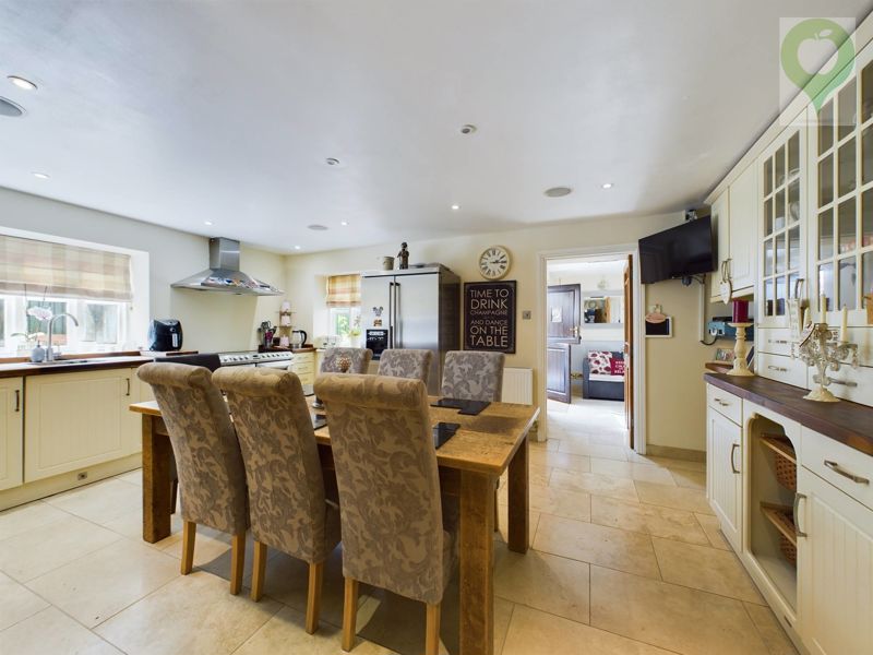 4 bed cottage for sale in 80 North Street, Martock  - Property Image 3