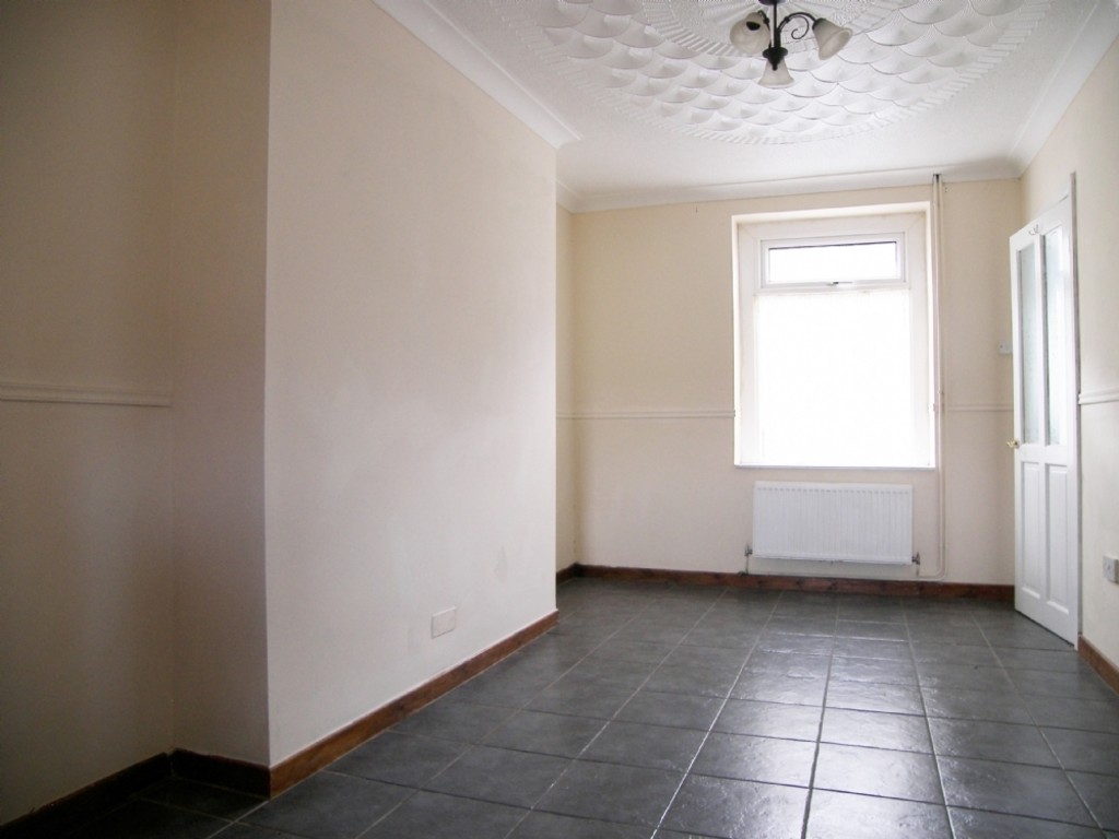 3 bed house to rent in 19 Standert Terrace, Seven Sisters 4