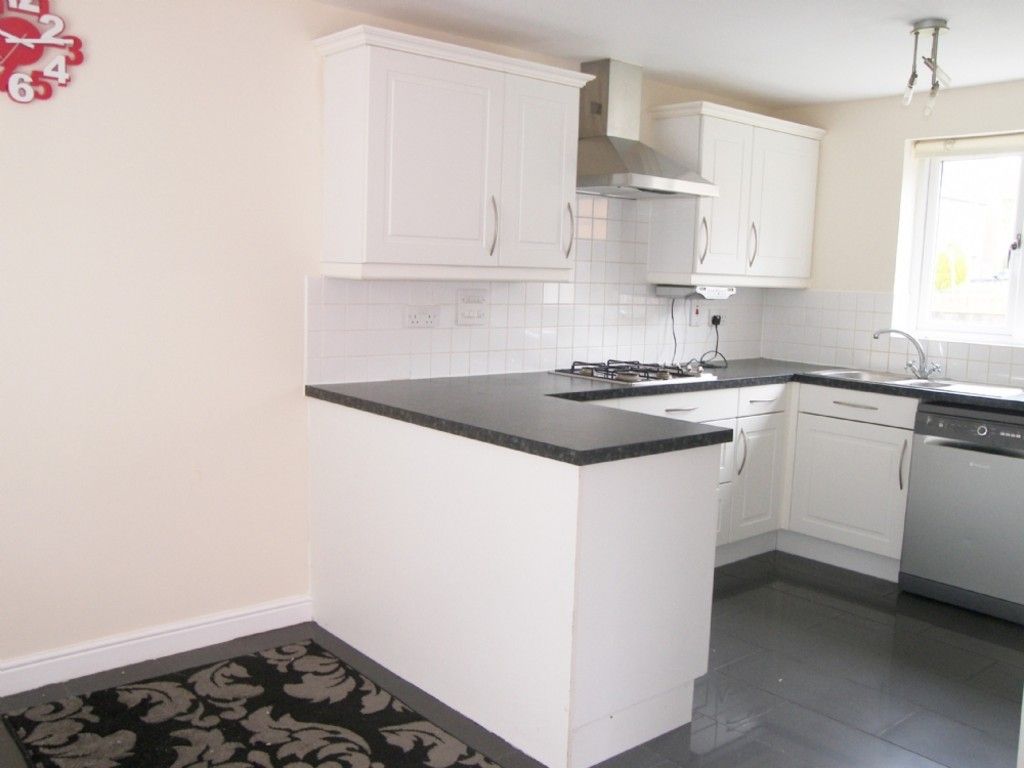 4 bed house to rent in Penrhiwtyn Drive, Neath 3