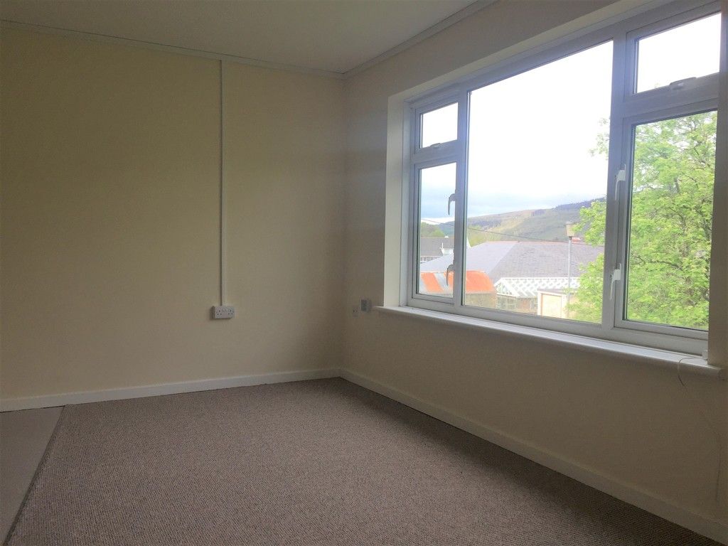 1 bed flat to rent in Llys-yr-ynys, Resolven 5