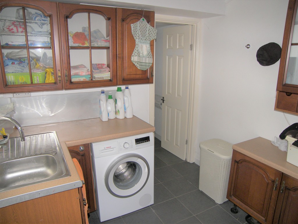 3 bed house for sale in London Road, Neath 6