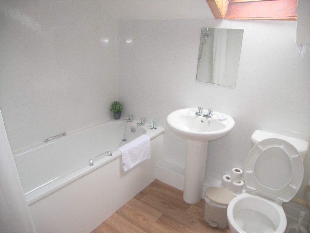 2 bed flat to rent  - Property Image 7