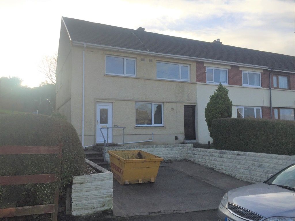 3 bed house to rent in Moorland Road, Neath 1