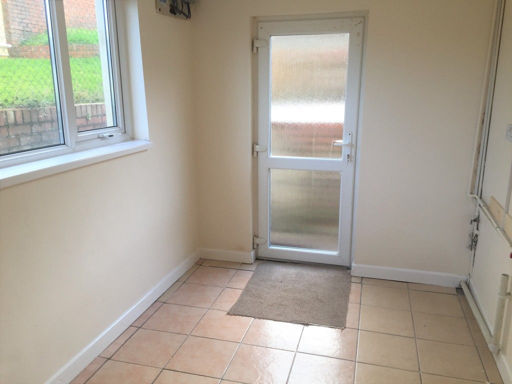 3 bed house to rent in Moorland Road, Neath 5