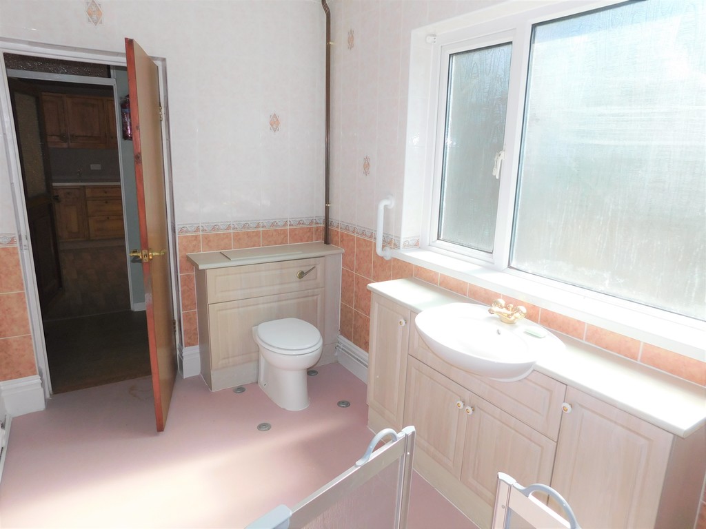 2 bed bungalow to rent in Compton Road, Neath 8