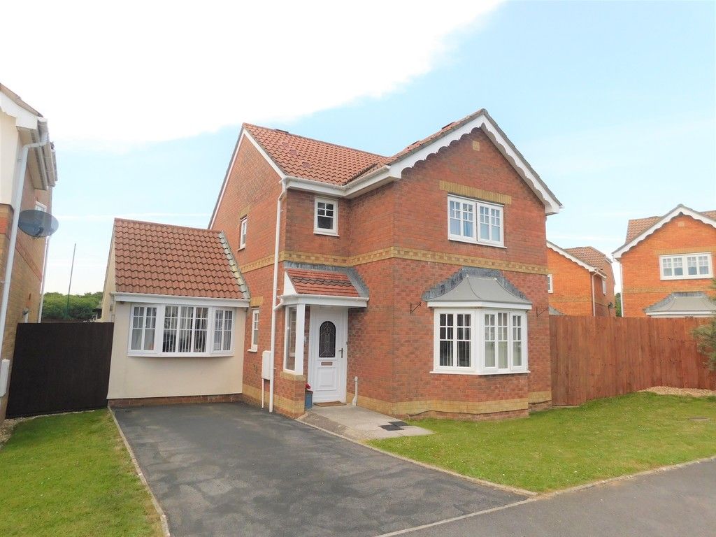 3 bed house for sale in Pant Bryn Isaf, Llwynhendy, Llanelli - Property Image 1