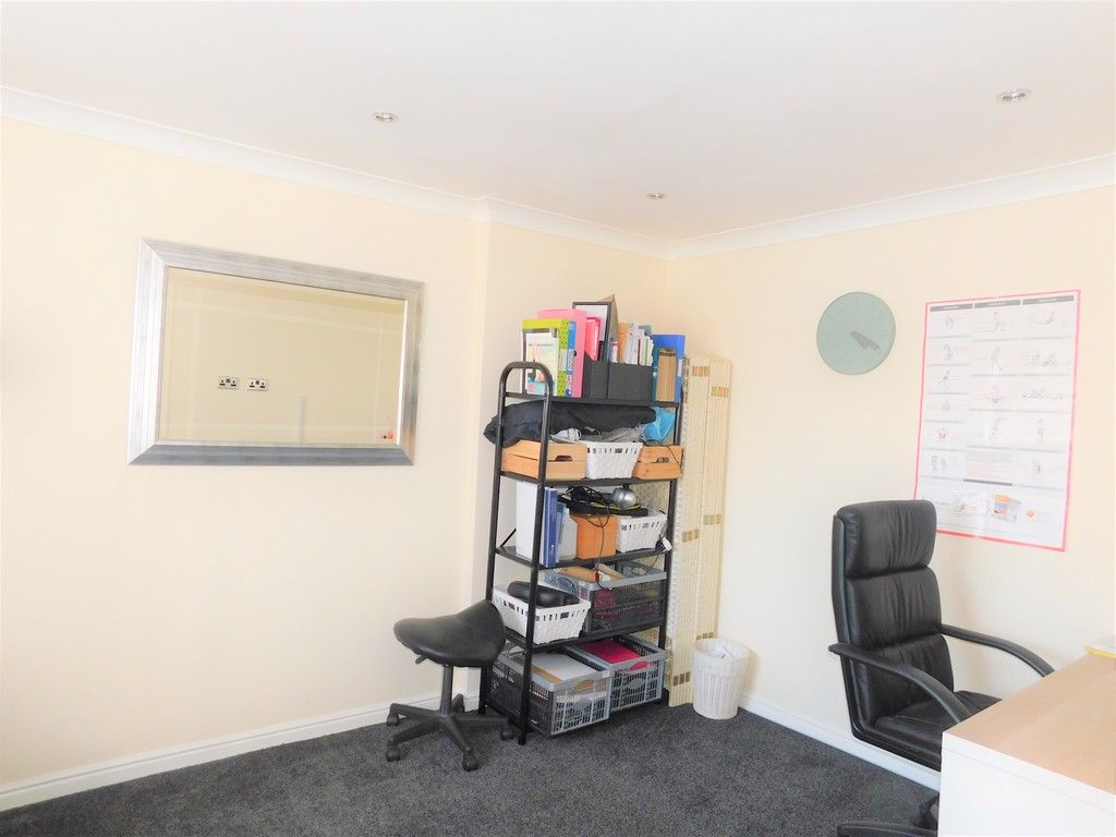 3 bed house for sale in Pant Bryn Isaf, Llwynhendy, Llanelli  - Property Image 13