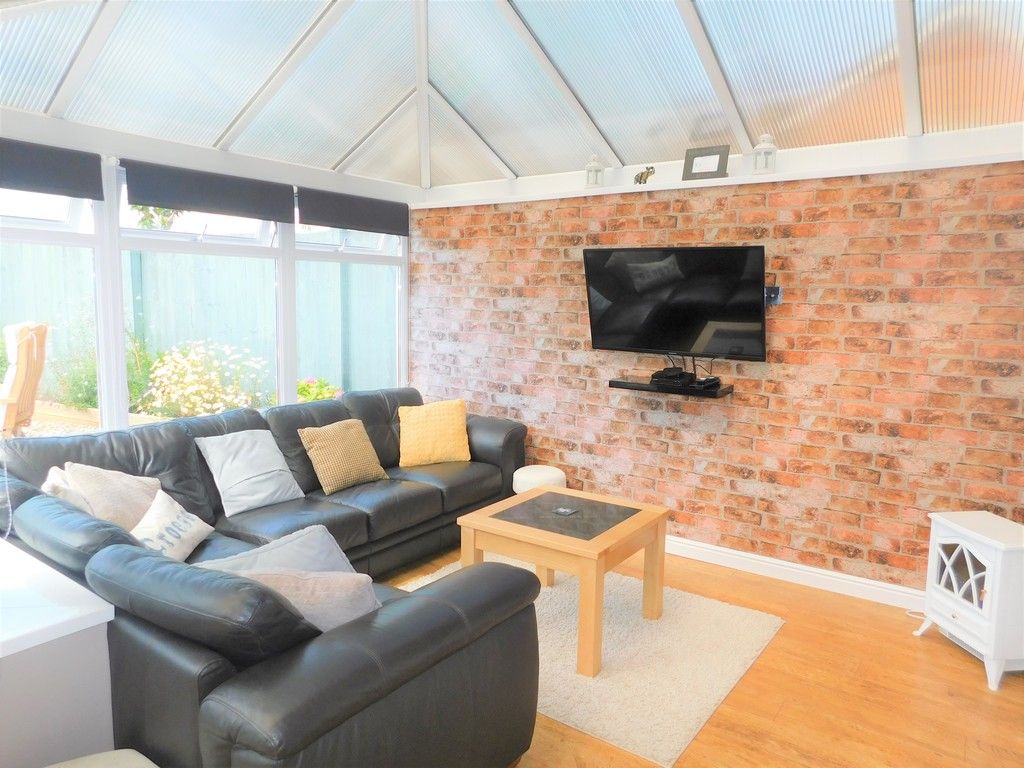 3 bed house for sale in Pant Bryn Isaf, Llwynhendy, Llanelli  - Property Image 9