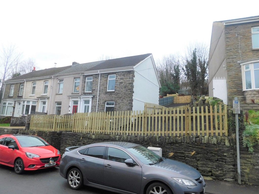 3 bed house to rent in Old Road, Neath 1