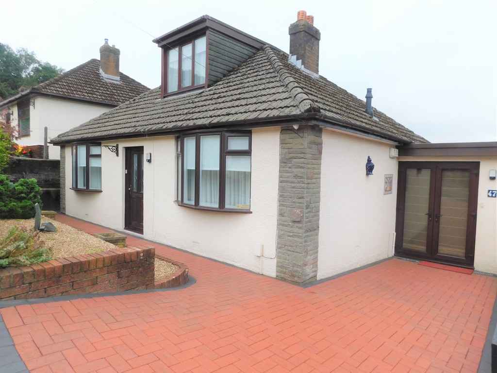3 bed bungalow for sale in Manor Way, Neath - Property Image 1