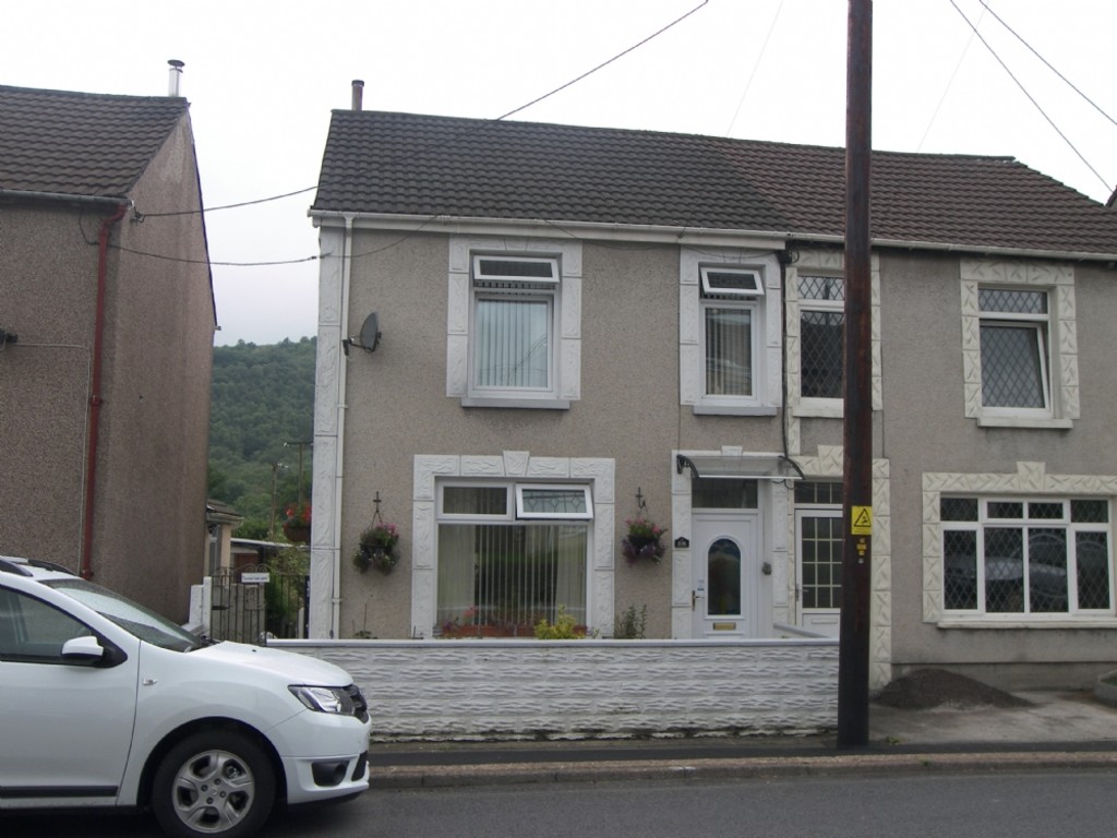 3 bed house for sale in Main Road, Crynant 1