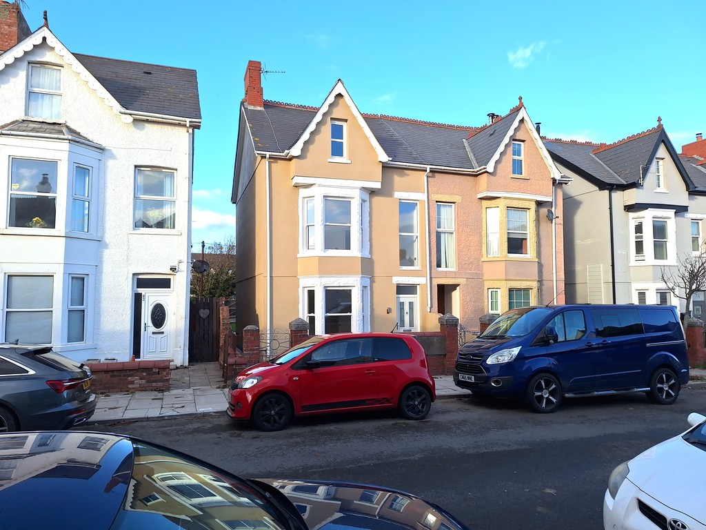 5 bed house for sale in Victoria Avenue, Porthcawl 1