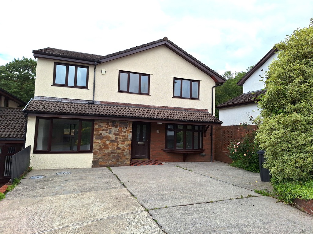 4 bed house for sale in The Meadows, Cimla