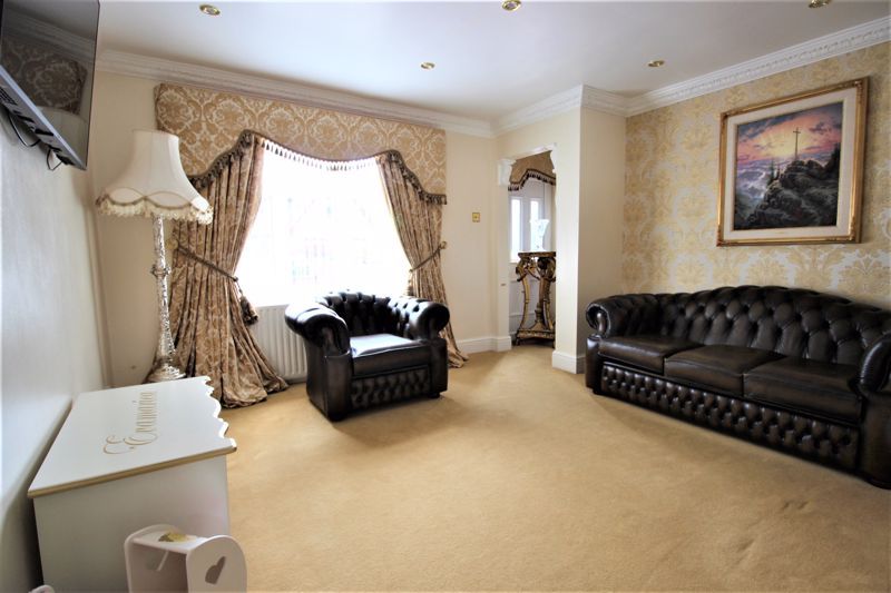 3 bed house for sale in Grange Avenue, Ollerton, NG22  - Property Image 2