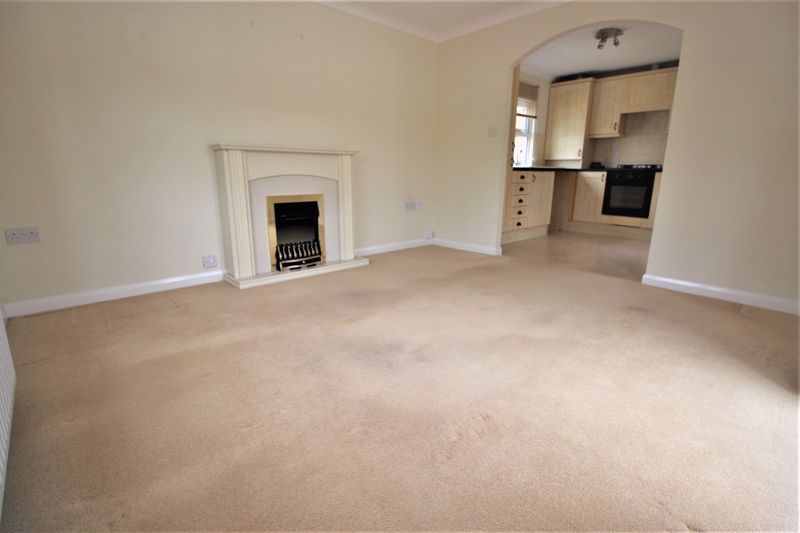 2 bed bungalow for sale in Fairholme Park, Ollerton, NG22  - Property Image 3