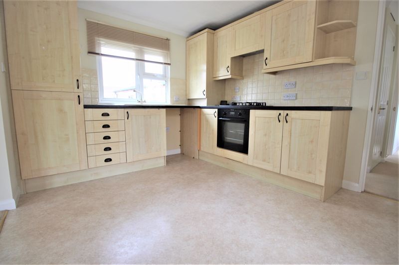 2 bed bungalow for sale in Fairholme Park, Ollerton, NG22  - Property Image 4
