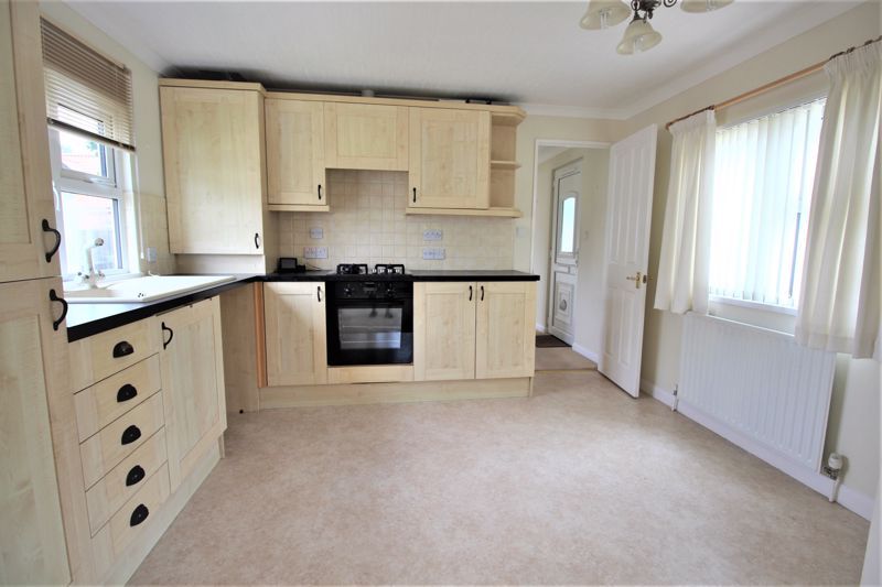 2 bed bungalow for sale in Fairholme Park, Ollerton, NG22  - Property Image 5