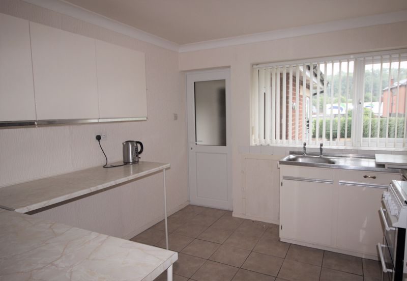 3 bed house for sale in Hawthorn Drive, New Ollerton, NG22  - Property Image 2