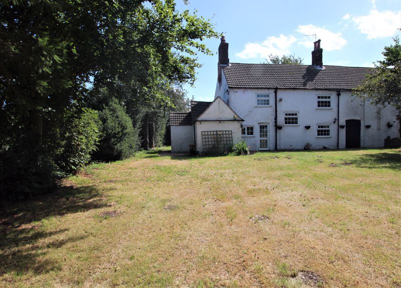 3 bed house for sale in Clipstone Road, Edwinstowe, NG21  - Property Image 1