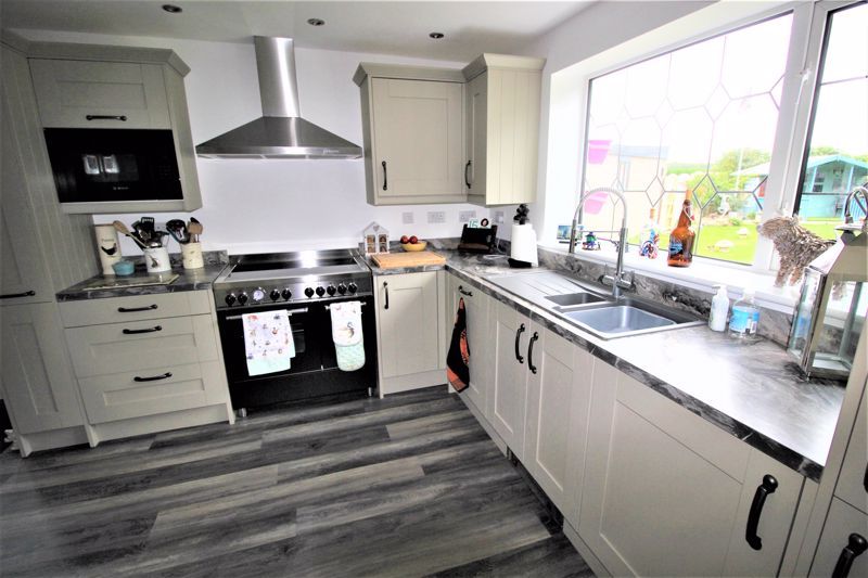 3 bed house for sale in Dove Croft, New Ollerton, NG22  - Property Image 14