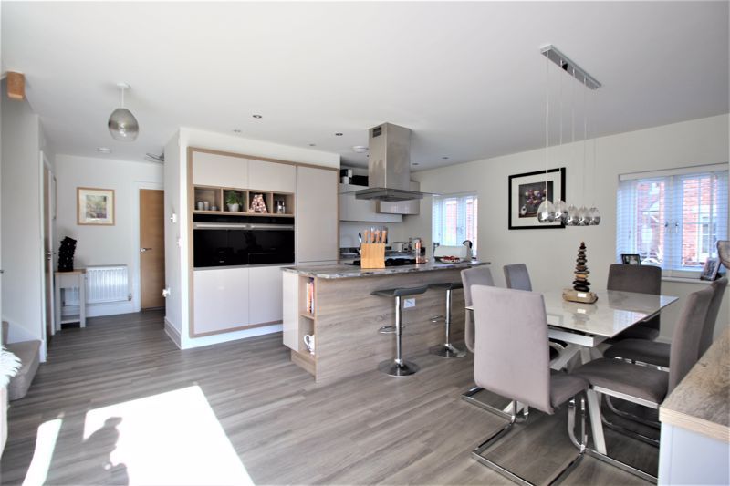 4 bed house for sale in Robin Close, Newark, NG22  - Property Image 4