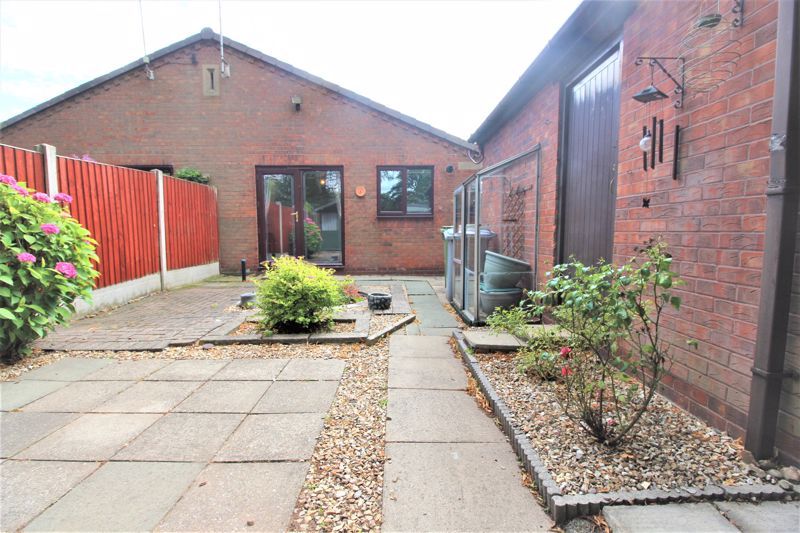 2 bed bungalow to rent in St. Peters Close, New Ollerton, NG22 9