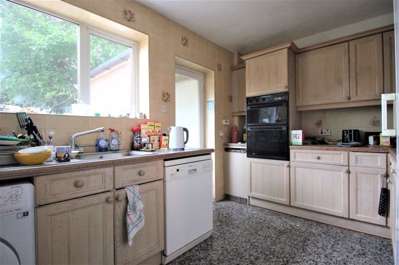 3 bed bungalow for sale in Church Road, Newark, NG22  - Property Image 4