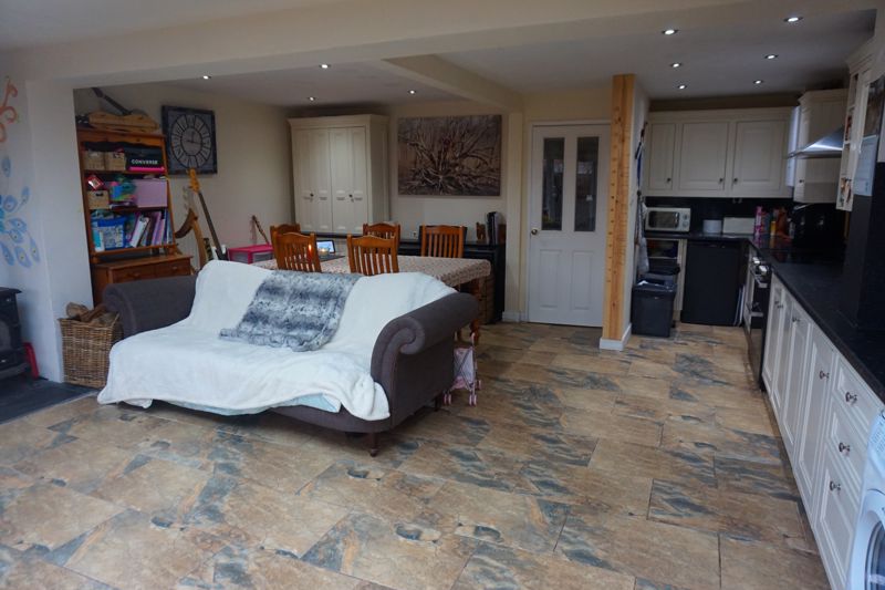 4 bed house for sale in Church View, Ollerton, NG22 1