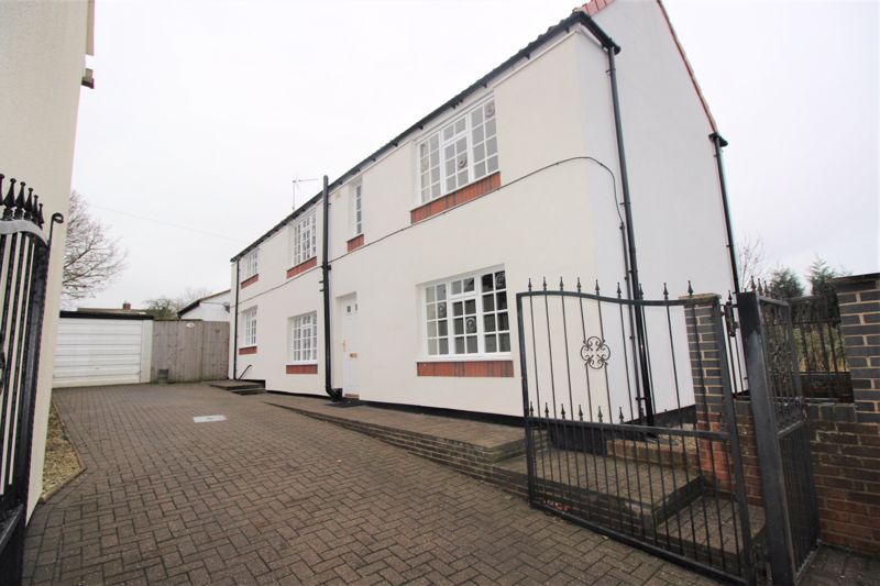 3 bed house for sale in Lincoln Road, Newark, NG22  - Property Image 1