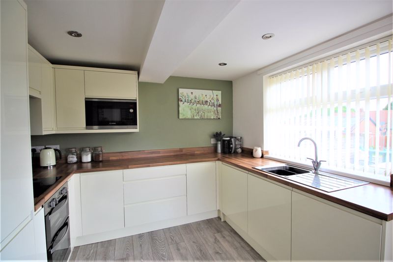 3 bed house for sale in Forest Road, Ollerton, NG22  - Property Image 2