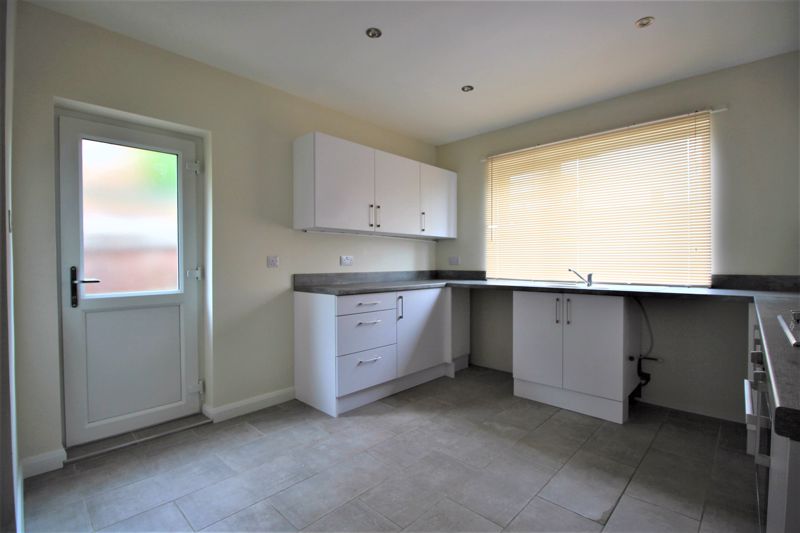 3 bed bungalow to rent in Birkland Drive, Edwinstowe, NG21  - Property Image 3