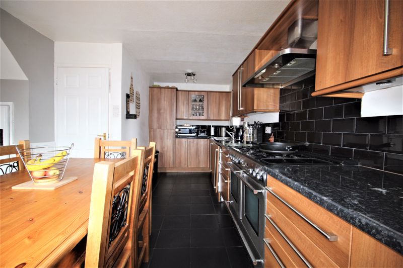 3 bed house for sale in Breck Bank Crescent, Ollerton, NG22  - Property Image 3