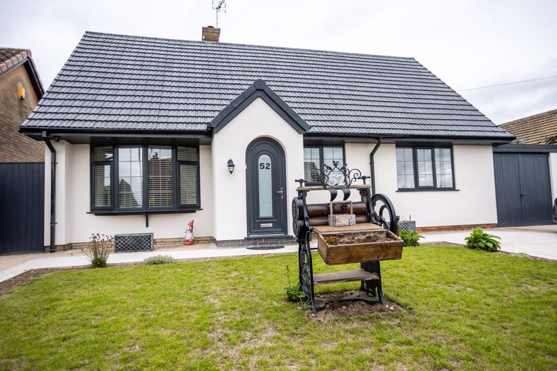 5 bed bungalow for sale in Greendale Avenue, Edwinstowe, NG21  - Property Image 1