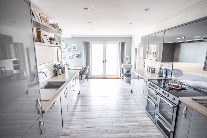 5 bed bungalow for sale in Greendale Avenue, Edwinstowe, NG21  - Property Image 3