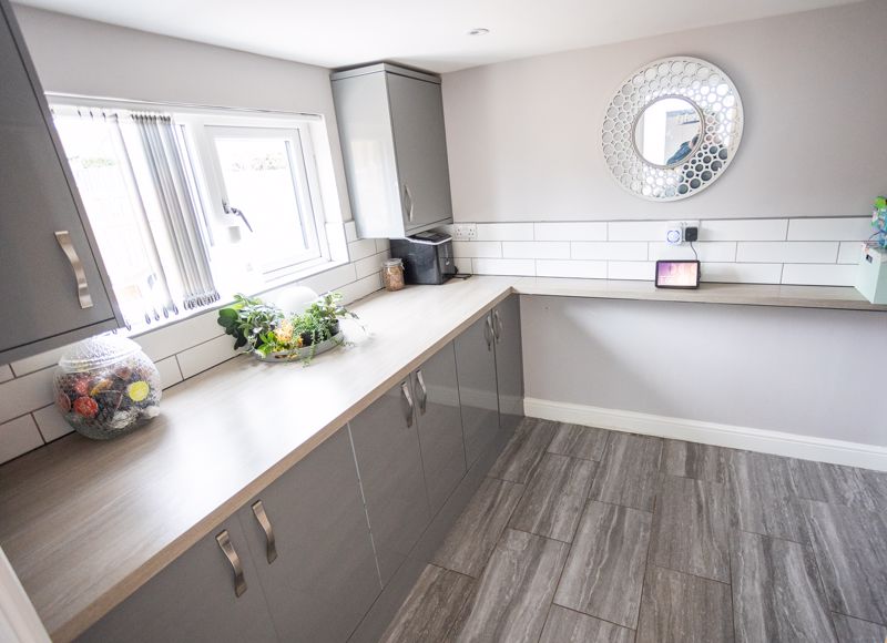 5 bed bungalow for sale in Greendale Avenue, Edwinstowe, NG21  - Property Image 4