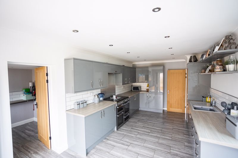 5 bed bungalow for sale in Greendale Avenue, Edwinstowe, NG21  - Property Image 5