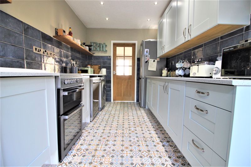 4 bed bungalow for sale in Kirton Park, Kirton, NG22  - Property Image 2