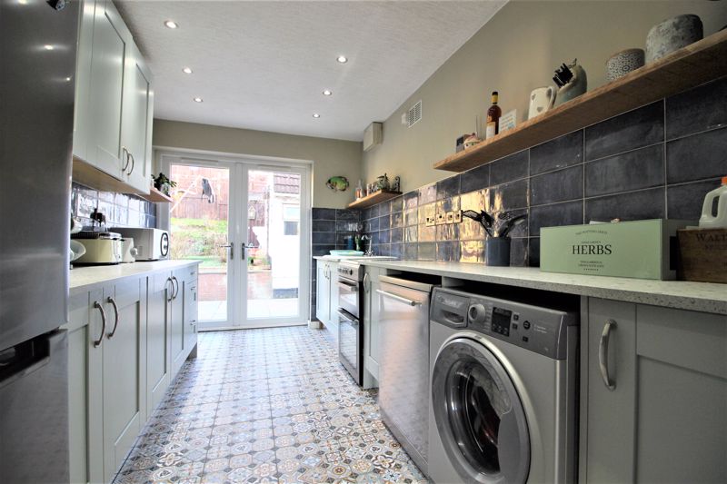 4 bed bungalow for sale in Kirton Park, Kirton, NG22  - Property Image 3